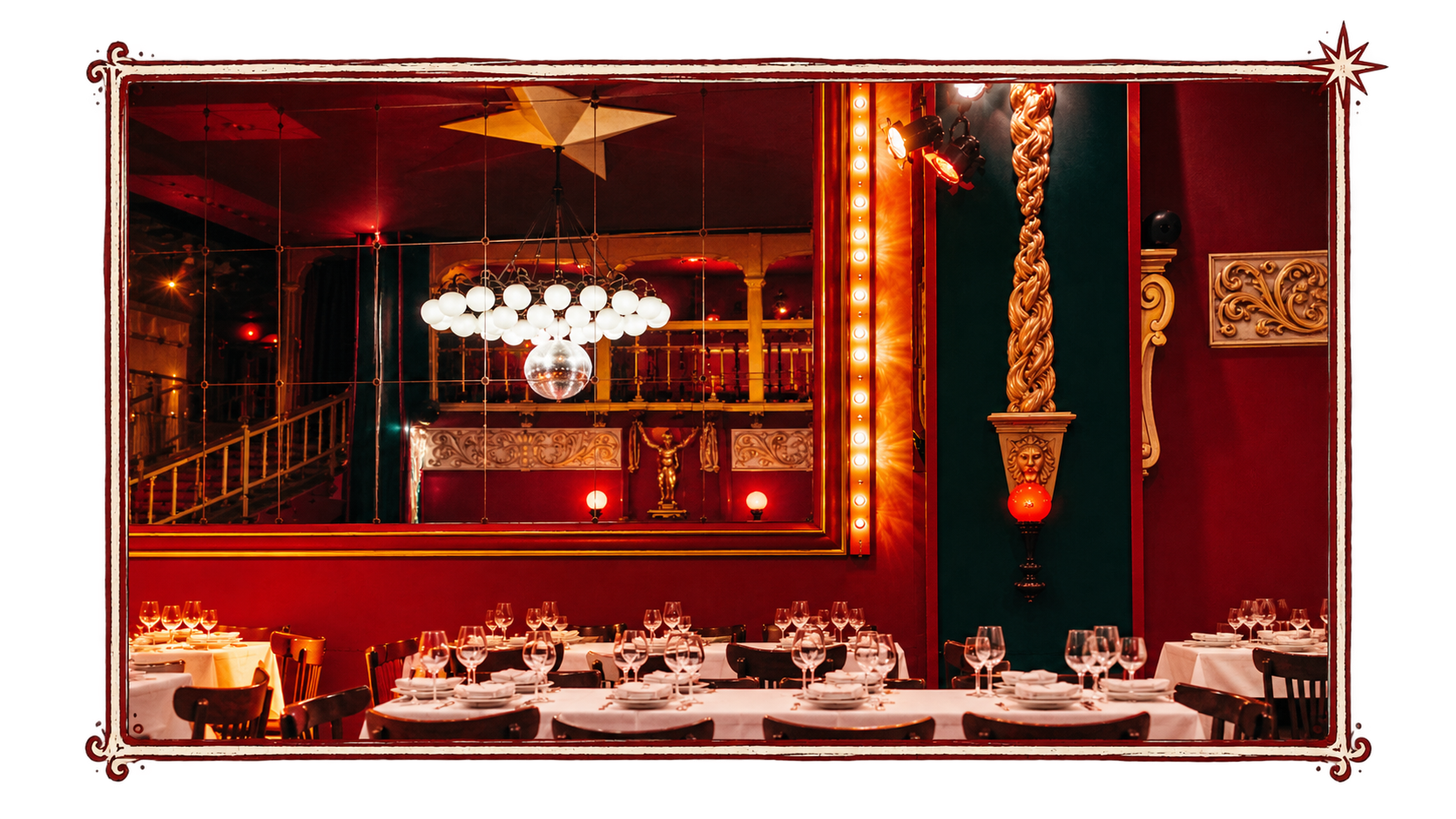 Gedeckte Tafel im Ballsaal des Ballhaus Berlin